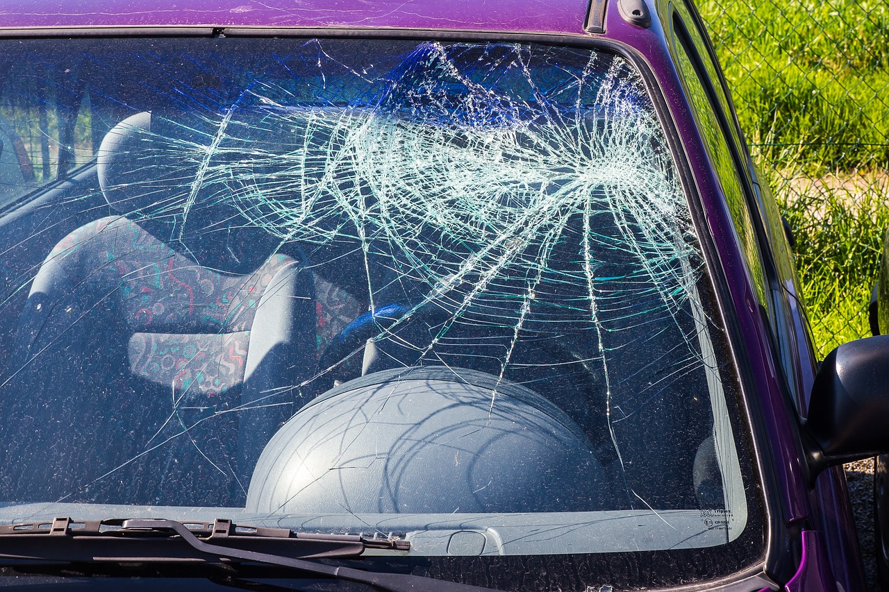 飛び石によって車のフロントガラスに傷が入った時の適切な対処法についてご紹介 Coolverre